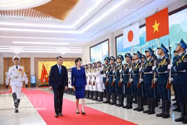 Prime Minister Le Minh Hung and his Japanese counterpart Takaichi Sanae inspect the guard of honour of the Vietnam People’s Army. (Photo: VNA)