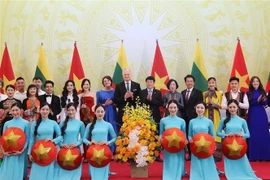 State President Luong Cuong (second row, sixth from right) and Lithuanian President Gitanas Nausėda (second row, seventh from right), along with their spouses, in a group photo with Vietnamese artists. (Source: VNA)