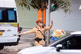 An on-duty traffic police officer in Hanoi. (Illustrative photo: VNA)