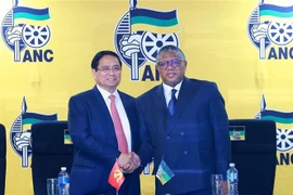 Prime Minister Pham Minh Chin (left) and ANC Secretary General Fikile Mbalula at their meeting in Johannesburg on the afternoon of November 21 (local time) (Photo: VNA)