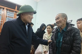 Standing Deputy Prime Minister Nguyen Hoa Binh visits residents in Dong Hoa ward in Dak Lak province, one of the areas hardest hit by the recent floods. (Photo: VNA)