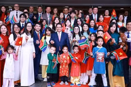 Prime Minister Pham Minh Chinh meets with officials and staff of the Vietnamese Embassy, and members of the Vietnamese community in South Africa on November 21 afternoon (local time). (Photo: VNA)