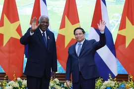 Prime Minister Pham Minh Chinh (right) and President of the National Assembly of People’s Power and President of the Council of State of Cuba Esteban Lazo Hernández (Photo: VNA)