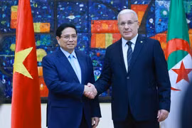 Prime Minister Pham Minh Chinh (left) meets with Ibrahim Boughali, Speaker of the National People's Assembly (APN) of Algeria, on November 20. (Photo: VNA)
