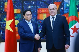 Prime Minister Pham Minh Chinh (left) meets with Ibrahim Boughali, Speaker of the National People's Assembly (APN) of Algeria, on November 20. (Photo: VNA)