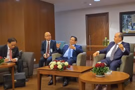 Vietnamese Prime Minister Pham Minh Chinh and his Algerian counterpart Sifi Ghrieb co-chair a working session with ministries, agencies and businesses from both countries. (Photo: VNA)