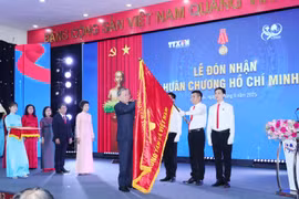 Party General Secretary To Lam pins the Ho Chi Minh Order onto the Vietnam News Agency’s flag at the ceremony on September 14. (Photo: VNA)