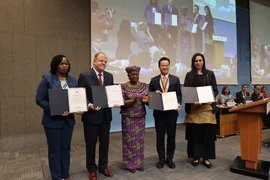 WTO Director-General Ngozi Okonjo-Iweala and representatives of member countries (Photo: VNA)