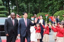 State President Luong Cuong (right) and his South African counterpart Matamela Cyril Ramaphosa (Photo: VNA)