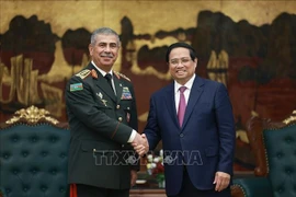 Prime Minister Pham Minh Chinh (right) and Azerbaijan’s Minister of Defence Colonel General Hasanov Zakir Asgar Oglu at their meeting in Hanoi on September 4. (Photo: VNA)