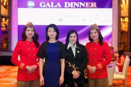 Ho Ngoc Yen Phuong, member of the BOD, Vice President, and CFO of Vietjet (second from right) and Sun Xueling, Singapore’s Senior Minister of State for Transport and National Development (second from left) attend the 2025 Women in Aviation International-Singapore Chapter (WAI SG) Gala Dinner. (Photos courtesy of Vietjet)