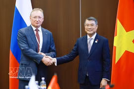 Prime Minister Le Minh Hung (right) and S. Kudryashov, General Director of Zarubezhneft (Photo: VNA)
