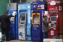Customers use automatic teller machines and cash deposit machines at a department store. (Photo: bangkokpost.com)