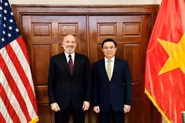 Minister of Industry and Trade Le Manh Hung (right) and US Secretary of Commerce Howard Lutnick (Photo: Department of Foreign Market Development under Vietnam's Ministry of Industry and Trade)
