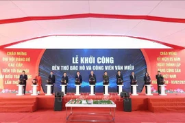 Party General Secretary To Lam (centre) and officials press the button to launch the construction of the Ho Chi Minh Temple and Van Mieu park in Bac Ninh city. (Photo: VNA)