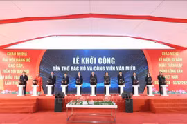Party General Secretary To Lam (centre) and officials press the button to launch the construction of the Ho Chi Minh Temple and Van Mieu park in Bac Ninh city. (Photo: VNA)