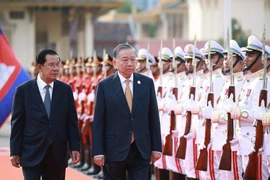 Party General Secretary To Lam (right) and Samdech Techo Hun Sen review the guard of honour mounted by the Royal Cambodian Armed Forces (Photo: VNA)