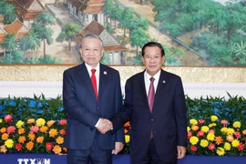 Party General Secretary To Lam (right) meets with Samdech Techo Hun Sen in Phnom Penh on February 6. (Photo: VNA)