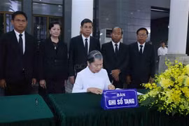 Men Sam An, Vice President of the Cambodian People's Party (CPP), President of the National Council of the Solidarity Front for the Development of Cambodia Motherland (SFDCM), and Chairwoman of the Cambodia – Vietnam Friendship Association, writes in the condolence book for former State President Tran Duc Luong. (Photo: VNA)