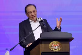 Malaysian Prime Minister Datuk Seri Anwar Ibrahim delivers his speech during a monthly meeting with staff of the Prime Minister’s Department (JPM) in Putrajaya on July 21. (Photo: Bernama)