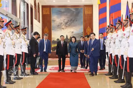 Permanent member of the Communist Party of Vietnam (CPV) Central Committee’s Secretariat Tran Cam Tu and President of the Cambodian National Assembly Khuon Sudary at the official welcome ceremony in Cambodia. (Photo: VNA)