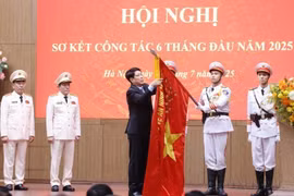 State President Luong Cuong presents the third-class Labour Order to the Ministry of Public Security (2025). (Photo: VNA)