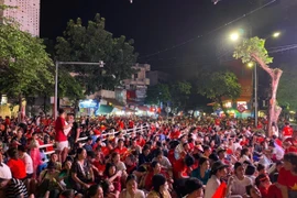 Residents stay up through the night awaiting National Day parade. (Photo: VNA)