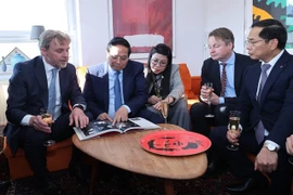 Vietnamese Prime Minister Pham Minh Chinh and his spouse visit family of late Swedish PM Olof Palme. (Photo: VNA)