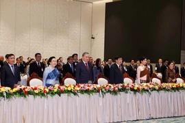 General Secretary of the Communist Party of Vietnam (CPV) Central Committee To Lam and his spouse, together with General Secretary of the Lao People’s Revolutionary Party (LPRP) and President of Laos and his spouse, join delegates in the flag-raising ceremony. (Photo: VNA)
