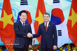 Prime Minister Le Minh Hung (R) and RoK President Lee Jae Myung at their meeting in Hanoi on April 23. (Photo: VNA)