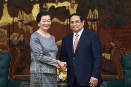 Prime Minister Pham Minh Chinh (right) and Cambodian Ambassador Chea Kimtha (Photo: VNA)