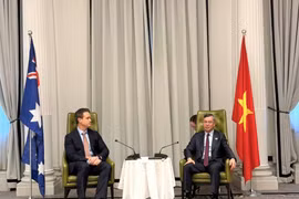 At the working session between Vietnamese Minister of Finance Ngo Van Tuan (right) and RMIT University’s Vice-Chancellor and President Professor Alec Cameron in Sydney on August 10 (Photo: tapchikinhtetaichinh.vn)