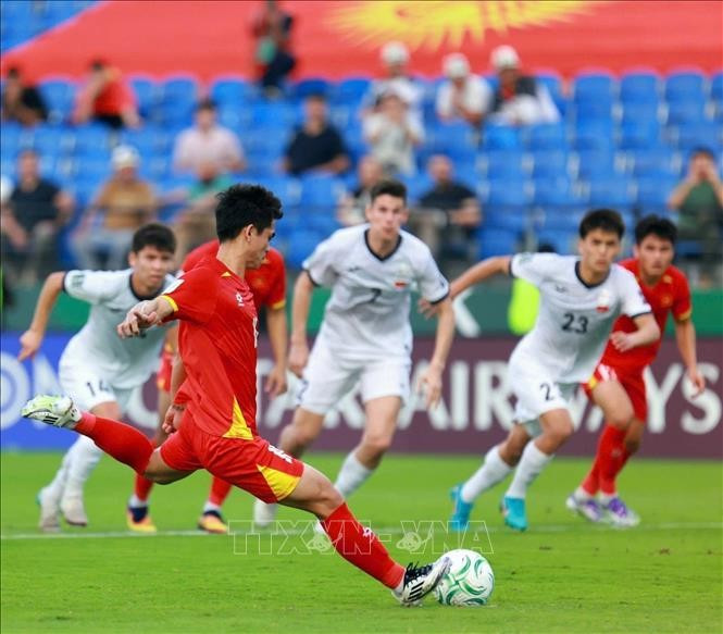 Captain Khuat Van Khang scores the opening goal for Vietnam. (Photo: Published by VNA) 
