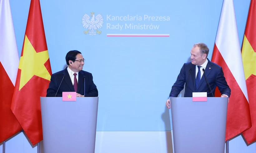 Prime Minister Pham Minh Chinh (L) and his Polish counterpart Donald Tusk at the joint press conference in Warsaw on January 16. (Photo: VNA)