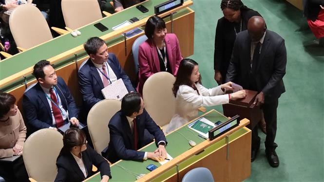 Vietnamese Deputy Minister of Foreign Affairs Nguyen Minh Hang casts her ballot to elect members of the UNHRC for the 2026-2028 term. (Photo: VNA)