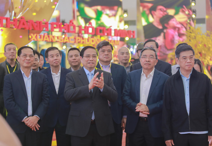 Prime Minister Pham Minh Chinh (second, left) and Deputy Prime Minister Bui Thanh Son (first, left) at the rehearsal on February 1 afternoon. (Photo: VNA)