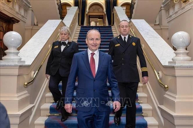 Micheál Martin (centre) is elected as Prime Minister of the Republic of Ireland on January 23. (Photo: Xinhua/VNA)