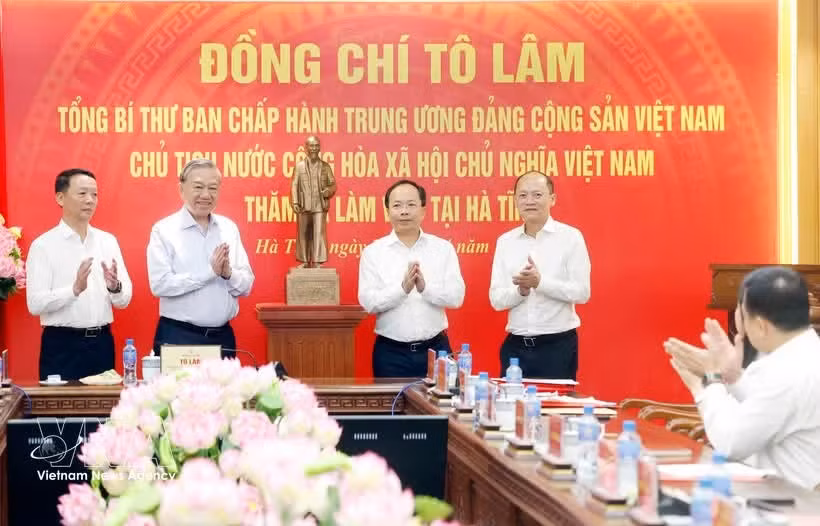Party General Secretary and State President To Lam, and leaders of Ha Tinh province. (Photo: VNA)
