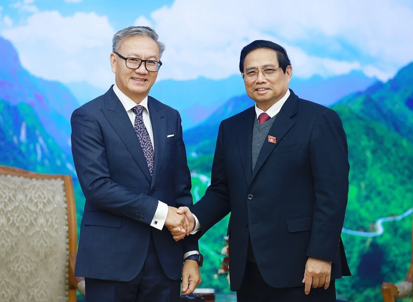 Prime Minister Pham Minh Chinh (R) and Lao Minister of Foreign Affairs Thongsavanh Phomvihane. (Photo: VNA)