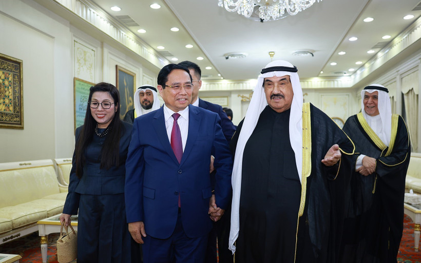 Prime Minister Pham Minh Chinh (L) on November 17 evening (local time) calls on former Kuwaiti PM Sheikh Nasser Al-Mohammed Al-Jaber Al-Sabah at his private residence. (Photo: VNA)
