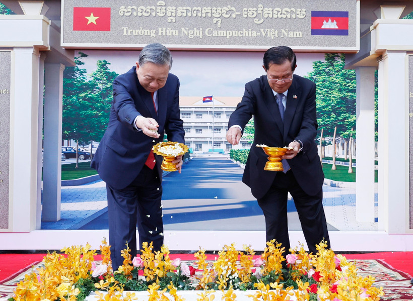 General Secretary of the Communist Party of Vietnam Central Committee To Lam (L) and President of the Cambodian Senate Hun Sen at the ground-breaking ceremony for the Cambodia – Vietnam Friendship School in Phnom Penh on February 6. (Photo: VNA)