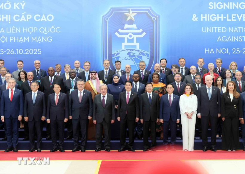 Vietnamese State President Luong Cuong (centre, first row), United Nations Secretary-General Antonio Guterres (fifth from left) and heads of delegations at the signing ceremony. (Photo: VNA)
