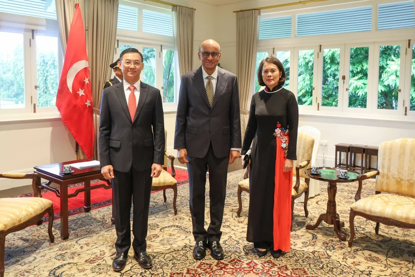 Newly-appointed Vietnamese Ambassador to Singapore Tran Phuoc Anh (L) and his spouse take a photo with Singaporean President Tharman Shanmugaratnam. (Photo: VNA)