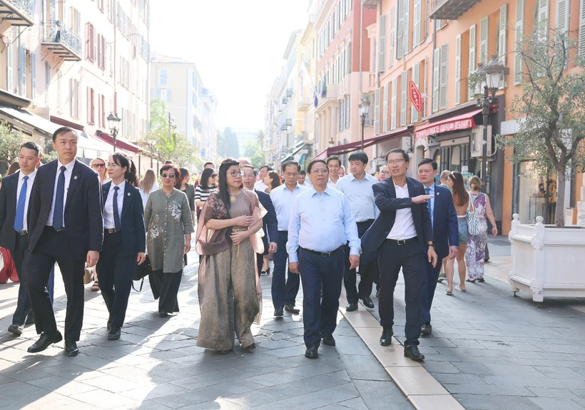 Vietnamese Prime Minister Pham Minh Chinh and his spouse visit the old town and cultural works of Nice. (Photo: VNA)