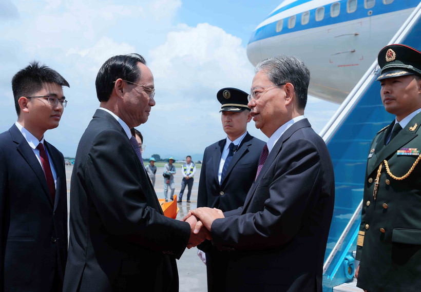 NA Vice Chairman Tran Quang Phuong (L) welcomes Chairman of the Standing Committee of the National People’s Congress (NPC) of China Zhao Leji at the airport. (Photo: VNA)