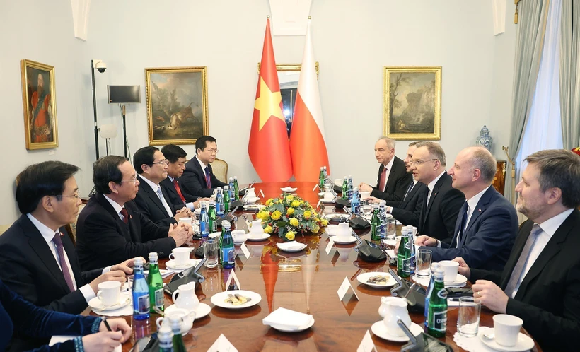 At the meeting between Vietnamese Prime Minister Pham Minh Chinh (third, left) and Polish President Andrzej Duda (third, right) at the Presidential Palace in Warsaw. (Photo: VNA)