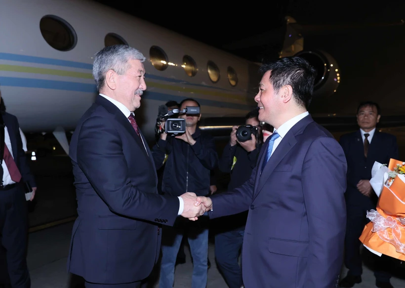 Chairman of the Cabinet of Ministers of the Kyrgyz Republic Adylbek Aleshovich Kasymaliev (L) is welcomed at the Noi Bai airport by Vietnamese Minister of Industry and Trade Nguyen Hong Dien. (Photo: VNA)