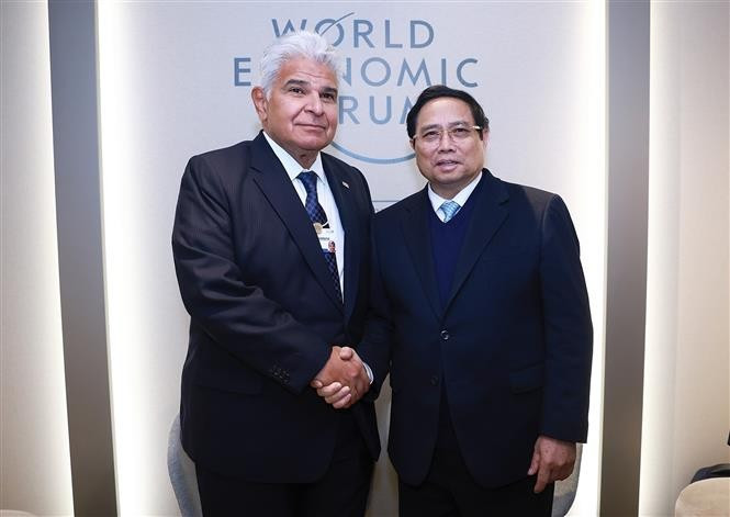Vietnamese Prime Minister Pham Minh Chinh (R) and Panamanian President José Raúl Mulino Quintero in Davos on January 21. (Photo: VNA)