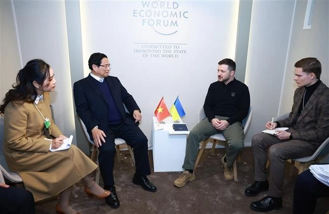 Vietnamese Prime Minister Pham Minh Chinh (second, left) meets with Ukrainian President Volodymyr Zelensky (second, right) in Davos on January 21. (Photo: VNA)