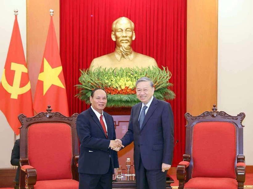 Party General Secretary To Lam (R) welcomes General Vilay Lakhamphong, Deputy Prime Minister, and Minister of Public Security. (Photo: VNA)